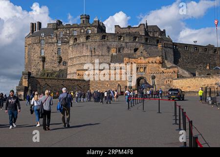 Edinburgh, Schottland, Großbritannien - 11. Mai 2023 - Gruppe von Touristen vor dem Edinburgh Castle, Wahrzeichen der Stadt. Stockfoto