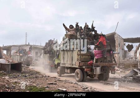 News Bilder des Tages 200128 -- IDLIB SYRIEN, 28. Januar 2020 Xinhua -- syrische Militärfahrzeuge und -Personal sind in der Stadt Maarat al-Numan in der nordwestlichen Provinz Idlib, Syrien, am 28. Januar 2020 zu sehen. Die syrische Armee ist am Dienstag in die wichtige Stadt Maarat al-Numan in der nordwestlichen Provinz Idlib eingedrungen, berichtete die staatliche Nachrichtenagentur SANA. XINHUA SYRIA-IDLIB-KEY REBEL-HELD CITY-ARMY-ENTRY PUBLICATIONXNOTXINXCHN Stockfoto