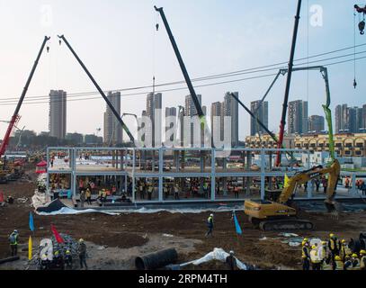 News Bilder des Tages 200129 -- WUHAN, 29. Januar 2020 -- Luftaufnahme aufgenommen am 28. Januar 2020 zeigt die Baustelle des Huoshenshan Krankenhauses in Wuhan, der zentralchinesischen Provinz Hubei. Der Bau des Huoshenshan-Krankenhauses, eines provisorischen Krankenhauses zur Behandlung von Patienten, die mit dem neuartigen Coronavirus infiziert sind, ist in Wuhan im Gange. CHINA-WUHAN-CORONAVIRUS-BEKÄMPFUNG-NOTDÜRFTIGER KRANKENHAUSBAU CN XIAOXYIJIU PUBLICATIONXNOTXINXCHN Stockfoto