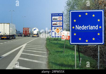 Niederlande, Lastkraftwagen mit Exportgütern überqueren die niederländische und die deutsche Grenze. Stockfoto