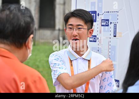 Peking, China. September 2023. Ein Freiwilliger arbeitet während der China International Fair for Trade in Services (CIFTIS) 2023 im Shougang Park in Peking, der Hauptstadt Chinas, 5. September 2023. Das CIFTIS 2023 findet vom 2. Bis 6. September in Peking unter dem Motto „Öffnung führt Entwicklung, Zusammenarbeit liefert die Zukunft“ statt. Quelle: Li Xin/Xinhua/Alamy Live News Stockfoto