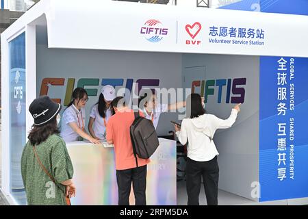 Peking, China. September 2023. Freiwillige arbeiten während der China International Fair for Trade in Services (CIFTIS) 2023 im Shougang Park in Peking, Hauptstadt Chinas, 5. September 2023. Das CIFTIS 2023 findet vom 2. Bis 6. September in Peking unter dem Motto „Öffnung führt Entwicklung, Zusammenarbeit liefert die Zukunft“ statt. Quelle: Li Xin/Xinhua/Alamy Live News Stockfoto