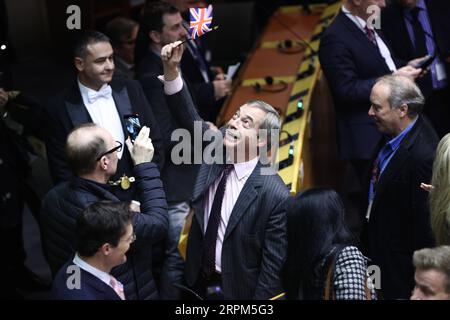 Bilder des Jahres 2020, News 01 Januar News Themen der Woche KW05 News Bilder des Tages 200129 -- BRÜSSEL, 29. Januar 2020 -- Mitglied des Europäischen Parlaments und Vorsitzender der Brexit-Partei Nigel Farage weht nach der Abstimmung über das Austrittsabkommen auf der Plenartagung des Europäischen Parlaments am 29. Januar 2020 in Brüssel (Belgien) eine britische Flagge. Das Europäische Parlament hat am Mittwoch mit überwältigender Mehrheit für die Annahme des Austrittsabkommens zwischen der Europäischen Union und dem Vereinigten Königreich gestimmt. BELGIEN-BRÜSSEL-EU PARLAMENT-UK-BREXIT-AUSTRITTSABKOMMEN-GENEHMIGUNG ZHENGXHUANSONG PUBLICATIONXNOT Stockfoto