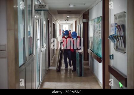 200130 -- PEKING, 30. Januar 2020 -- Menschen arbeiten im Xiaotangshan Krankenhaus, das in Peking, der Hauptstadt Chinas, renoviert wird, am 30. Januar 2020. Peking hat begonnen, sein Krankenhaus Xiaotangshan, das früher zur Quarantäne von SARS-Patienten diente, als Vorsichtsmaßnahme angesichts des neuartigen Coronavirus-Ausbruchs zu renovieren, so eine Pressekonferenz am Donnerstag. Ob das Krankenhaus in Betrieb genommen wird, hängt von der zukünftigen Entwicklung des Ausbruchs ab. CHINA-BEIJING-HOSPITAL-XIAOTANGSHAN-UNDER RENOVATION CN PENGXZIYANG PUBLICATIONXNOTXINXCHN Stockfoto