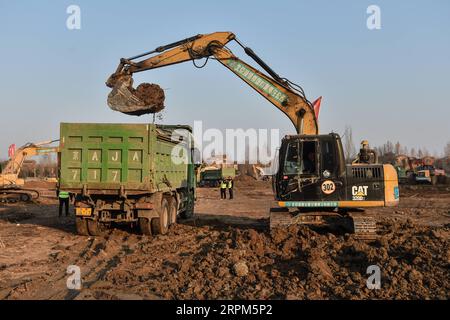 200130 -- PEKING, 30. Januar 2020 -- Bagger arbeiten auf der Baustelle des Xiaotangshan Krankenhauses, das in Peking, der Hauptstadt von China, renoviert wird, am 30. Januar 2020. Peking hat begonnen, sein Krankenhaus Xiaotangshan, das früher zur Quarantäne von SARS-Patienten diente, als Vorsichtsmaßnahme angesichts des neuartigen Coronavirus-Ausbruchs zu renovieren, so eine Pressekonferenz am Donnerstag. Ob das Krankenhaus in Betrieb genommen wird, hängt von der zukünftigen Entwicklung des Ausbruchs ab. CHINA-BEIJING-HOSPITAL-XIAOTANGSHAN-UNDER RENOVATION CN PENGXZIYANG PUBLICATIONXNOTXINXCHN Stockfoto