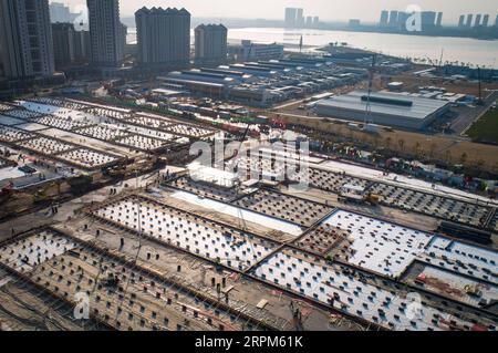 News Bilder des Tages 200130 -- WUHAN, 30. Januar 2020 -- Luftaufnahme aufgenommen am 30. Januar 2020 zeigt die Baustelle des Leishenshan Thunder God Mountain Hospital in Wuhan, Provinz Hubei in Zentralchina. Wuhan baut zwei Krankenhäuser zur Behandlung von Pneumonie-Patienten, die mit dem neuen Coronavirus infiziert sind. Bis Donnerstagmittag wurden etwa 40 Prozent des Leishenshan-Krankenhauses fertiggestellt, und es wird voraussichtlich am 5. Februar in Betrieb genommen. CHINA-HUBEI-WUHAN-LEISHENSHAN KRANKENHAUSBAU CN XIAOXYIJIU PUBLICATIONXNOTXINXCHN Stockfoto