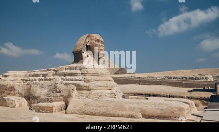 Große Sphinx von Gizeh gegenüber der Pyramide von Khufu im Hintergrund. Gizeh-Plateau, Groß-Kairo, Ägypten Stockfoto