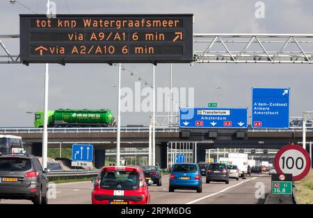 Niederlande, Staubericht auf der Autobahn A2 nach Amsterdam Stockfoto