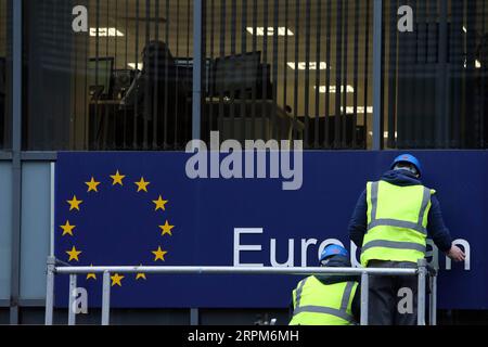 200131 -- BELFAST, 31. Januar 2020 -- Arbeiter entfernen am 31. Januar 2020 die Schilder im Büro der Europäischen Kommission in Nordirland in Belfast, Nordirland, Großbritannien. Großbritannien wird die EU am 31. Januar 2020 verlassen. Foto von Paul McErlane/Xinhua BRITAIN-BELFAST-EUROPEAN COMMISSION IN NORTHERN IRELAND HanxYan PUBLICATIONxNOTxINxCHN Stockfoto