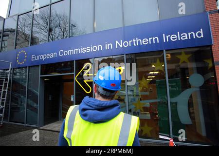 News Bilder des Tages 200131 -- BELFAST, 31. Januar 2020 -- am 31. Januar 2020 wartet Ein Arbeiter auf die Entfernung der Schilder im Büro der Europäischen Kommission in Nordirland in Belfast, Nordirland, Großbritannien. Großbritannien wird die EU am 31. Januar 2020 verlassen. Foto von Paul McErlane/Xinhua BRITAIN-BELFAST-EUROPEAN COMMISSION IN NORTHERN IRELAND HanxYan PUBLICATIONxNOTxINxCHN Stockfoto