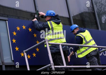 200131 -- BELFAST, 31. Januar 2020 -- Arbeiter entfernen am 31. Januar 2020 die Schilder im Büro der Europäischen Kommission in Nordirland in Belfast, Nordirland, Großbritannien. Großbritannien wird die EU am 31. Januar 2020 verlassen. Foto von Paul McErlane/Xinhua BRITAIN-BELFAST-EUROPEAN COMMISSION IN NORTHERN IRELAND HanxYan PUBLICATIONxNOTxINxCHN Stockfoto