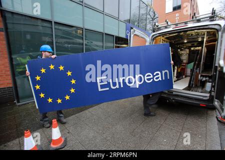 200131 -- BELFAST, 31. Januar 2020 -- Arbeiter entfernen am 31. Januar 2020 die Schilder im Büro der Europäischen Kommission in Nordirland in Belfast, Nordirland, Großbritannien. Großbritannien wird die EU am 31. Januar 2020 verlassen. Foto von Paul McErlane/Xinhua BRITAIN-BELFAST-EUROPEAN COMMISSION IN NORTHERN IRELAND HanxYan PUBLICATIONxNOTxINxCHN Stockfoto