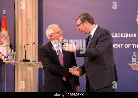 200131 -- BELGRAD, 31. Januar 2020 Xinhua -- der serbische Präsident Aleksandar Vucic R gibt am 31. Januar 2020 in Belgrad, Serbien, mit dem Hohen Vertreter der EU für Außen- und Sicherheitspolitik Josep Borrell die Hand. Serbien ist entschlossen, parallel zu seinen Beitrittsverhandlungen mit der EU große Beziehungen zu seinen anderen wichtigen Partnern zu unterhalten, sagte Aleksandar Vucic am Freitag hier Josep Borrell. Foto von Nemanja Cabric/Xinhua SERBIEN-BELGRAD-PRÄSIDENT-EU-AMTSBESUCH PUBLICATIONxNOTxINxCHN Stockfoto