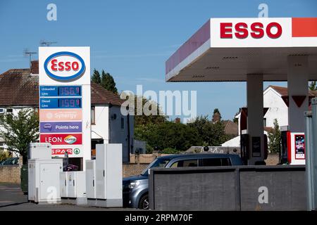 Slough, Berkshire, Großbritannien. September 2023. An Esso Tankstelle in Slough, Berkshire. Nach dem jüngsten Rückgang der Kraftstoffpreise steigen die Benzinpreise an vielen Tankstellen in England wieder an. Heute betrug die Tankstelle Esso in Slough, Berkshire, 156,9 pro Liter Benzin und 159,9 pro Liter Diesel. Quelle: Maureen McLean/Alamy Live News Stockfoto