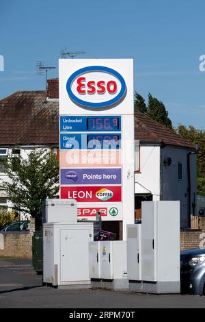 Slough, Berkshire, Großbritannien. September 2023. An Esso Tankstelle in Slough, Berkshire. Nach dem jüngsten Rückgang der Kraftstoffpreise steigen die Benzinpreise an vielen Tankstellen in England wieder an. Heute betrug die Tankstelle Esso in Slough, Berkshire, 156,9 pro Liter Benzin und 159,9 pro Liter Diesel. Quelle: Maureen McLean/Alamy Live News Stockfoto