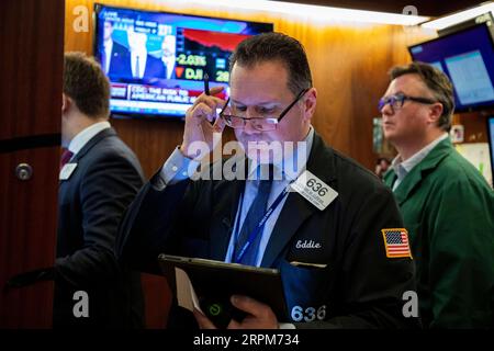 200201 -- NEW YORK, 1. Februar 2020 -- Händler arbeiten an der New York Stock Exchange in New York, USA, 31. Januar 2020. Die US-Aktien endeten am Freitag deutlich niedriger, wobei der Dow-Kurs vor dem Hintergrund einer starken Marktausverkaufswelle, die von den Energiepaketen getragen wurde, um mehr als 600 Punkte einbrach. Der Dow Jones Industrial Average schloss 603,41 Punkte oder 2,09 Prozent auf 28.256.03. Der Aktienindex von 30 hat seinen schlechtesten Tag seit August erreicht. U.S.-NEW YORK-STOCKS WangxYing PUBLICATIONxNOTxINxCHN Stockfoto