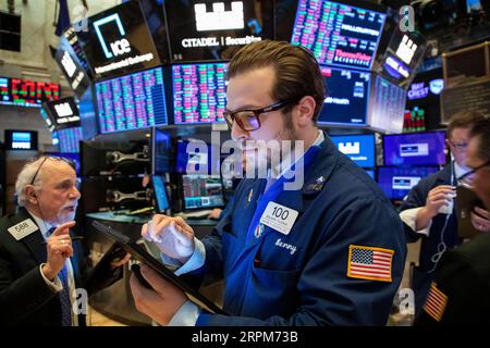 200201 -- NEW YORK, 1. Februar 2020 -- Händler arbeiten an der New York Stock Exchange in New York, USA, 31. Januar 2020. Die US-Aktien endeten am Freitag deutlich niedriger, wobei der Dow-Kurs vor dem Hintergrund einer starken Marktausverkaufswelle, die von den Energiepaketen getragen wurde, um mehr als 600 Punkte einbrach. Der Dow Jones Industrial Average schloss 603,41 Punkte oder 2,09 Prozent auf 28.256.03. Der Aktienindex von 30 hat seinen schlechtesten Tag seit August erreicht. U.S.-NEW YORK-STOCKS WangxYing PUBLICATIONxNOTxINxCHN Stockfoto