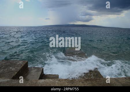 Raue Adria in Kroatien mit hohen Wellen Stockfoto