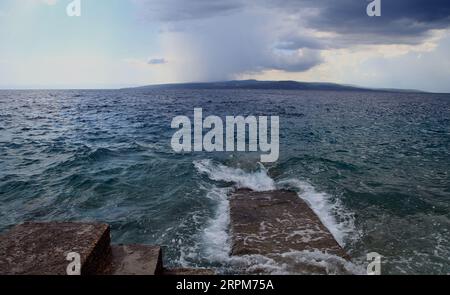 Raue Adria in Kroatien mit hohen Wellen Stockfoto