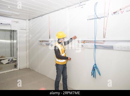 200201 -- WUHAN, 1. Februar 2020 -- Ein Arbeiter arbeitet auf der Baustelle des Huoshenshan Fire God Mountain Hospital in Wuhan, Provinz Hubei in Zentralchina, 1. Februar 2020. Dem Plan zufolge wird der Bau des Krankenhauses am 2. Februar abgeschlossen. SPOT NEWSCHINA-WUHAN-HUOSHENSHAN KRANKENHAUS-INNENANSICHT CN XIAOXYIJIU PUBLICATIONXNOTXINXCHN Stockfoto