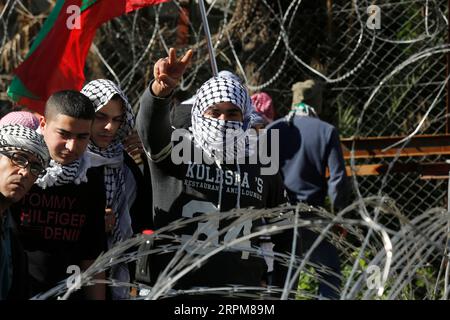 200202 -- BEIRUT, 2. Februar 2020 Xinhua -- Menschen nehmen am 2. Februar 2020 an einem Protest in der Nähe der US-Botschaft in Awkar, Libanon, Teil. Hunderte von Demonstranten demonstrierten am Sonntag in der Nähe der US-Botschaft gegen den von US-Präsident Donald Trump angekündigten Friedensplan im Nahen Osten, berichtete die National News Agency. Foto von Bilal Jawich/Xinhua LEBANON-AWKAR-U.S.-MIDDLE EAST PEACE PLAN-PROTEST PUBLICATIONxNOTxINxCHN Stockfoto