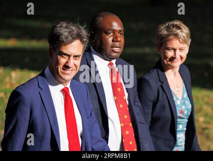 London, Großbritannien. September 2023. L to R ED MILIBAND Shadow Secretary of State of Climate Change and Net Zero, DAVID LAMMY Shadow Secretary of State for Foreign, Commonwealth and Development Affairs und YVETTE COOPER Shadow Secretary of State for the Home Department kommen zu einem Treffen des Schattenkabinetts der Labour Party in Westminster. Foto: Ben Cawthra/SIPA USA Credit: SIPA USA/Alamy Live News Stockfoto