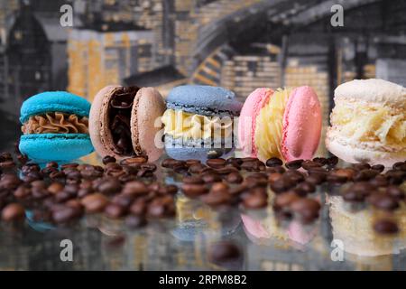 Macarons und Kaffee. Frühstück. Selektiver Fokus. Hochwertige Fotos Stockfoto