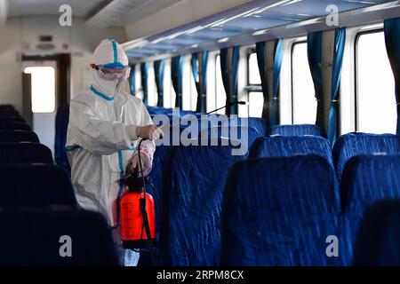 News Bilder des Tages 200203 -- LANZHOU, 3. Februar 2020 -- Personal desinfiziert einen Zug am Lanzhou Bahnhof in Lanzhou, nordwestchinesische Provinz Gansu, 3. Februar 2020. CHINA-LANZHOU-CORONAVIRUS-PRÄVENTION CN ChenxBin PUBLICATIONxNOTxINxCHN Stockfoto