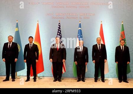 News Bilder des Tages 200204 -- TASCHKENT, 4. Februar 2020 Xinhua -- US-Außenminister Mike Pompeo 3. L und Außenminister von fünf zentralasiatischen Ländern posieren für ein Gruppenfoto in Taschkent, Usbekistan, 3. Februar 2020. Außenminister von fünf zentralasiatischen Ländern - Kasachstan, Kirgisistan, Tadschikistan, Turkmenistan, Usbekistan -- und Außenminister Mike Pompeo hat hier am Montag einen Dialog geführt, um die Beziehungen der Region zu den USA zu stärken. die Gespräche auf hoher Ebene im Rahmen der C51, die aus fünf zentralasiatischen Ländern und den Vereinigten Staaten besteht, haben dazu beigetragen Stockfoto