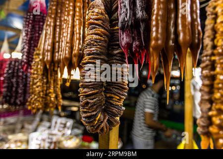 Abgedeckt wurde der Bauernmarkt in Telavi, der Hauptstadt der georgischen Provinz Kakheti. Churtchela (ჩურჩხელა) ist eine georgische Konfektion. Nüsse mit Pelamushi beschichtet, einer Kuvertüre aus gekochtem Traubensaft mit Stärkemehl ohne Zucker Stockfoto