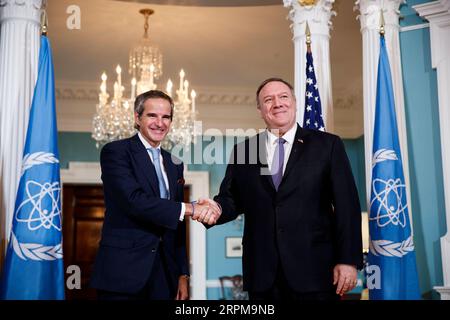 2020 Bilder des Jahres, News 02 Februar News Themen der Woche KW06 News Bilder des Tages 200204 -- WASHINGTON, 4. Februar 2020 -- US-Außenminister Mike Pompeo R trifft sich am 4. Februar 2020 mit dem Generaldirektor der Internationalen Atomenergie-Organisation IAEO Rafael Mariano Grossi in Washington D.C., USA. Foto: /Xinhua U.S.-WASHINGTON D.C.-POMPEO-IAEO-GENERALDIREKTOR TingxShen PUBLICATIONxNOTxINxCHN Stockfoto