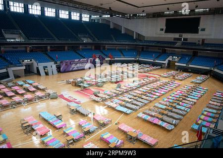 200205 -- WUHAN, 5. Februar 2020 -- Foto vom 4. Februar 2020 zeigt einen Innenanblick des Hongshan Gymnasiums, das in ein provisorisches Krankenhaus umgewandelt wurde, um Patienten mit dem neuen Coronavirus 2019-nCoV zu empfangen, in Wuhan, Provinz Hubei in Zentralchina. ZU XINHUA-SCHLAGZEILEN VON FEB. 5, 2020. CHINA-HUBEI-WUHAN-CORONAVIRUS-MAKESHIFT KRANKENHÄUSER CN XIONGXQI PUBLICATIONXNOTXINXCHN Stockfoto