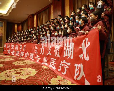 200205 -- LANZHOU, 5. Februar 2020 -- medizinische Teammitglieder werden während einer Zeremonie gesehen, bevor sie nach Wuhan, dem Epizentrum des Coronavirus-Ausbruchs, in Lanzhou, nordwestchinesische Provinz Gansu, am 4. Februar 2020 aufbrechen. Die zweite Gruppe eines medizinischen Teams, bestehend aus 100 Mitgliedern aus der Provinz Gansu, reiste am frühen Morgen am Mittwoch nach Wuhan, um die neuartigen Coronavirus-Bekämpfungsmaßnahmen dort zu unterstützen. Foto von /Xinhua CHINA-GANSU-MEDICAL TEAM-AID-SECOND BATCH CN DuxZheyu PUBLICATIONxNOTxINxCHN Stockfoto