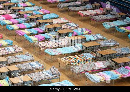 200205 -- WUHAN, 5. Februar 2020 -- Foto vom 4. Februar 2020 zeigt einen Innenanblick des Hongshan Gymnasiums, das in ein provisorisches Krankenhaus umgewandelt wurde, um Patienten mit dem neuen Coronavirus 2019-nCoV zu empfangen, in Wuhan, Provinz Hubei in Zentralchina. ZU XINHUA-SCHLAGZEILEN VON FEB. 5, 2020. CHINA-HUBEI-WUHAN-CORONAVIRUS-MAKESHIFT KRANKENHÄUSER CN XIONGXQI PUBLICATIONXNOTXINXCHN Stockfoto