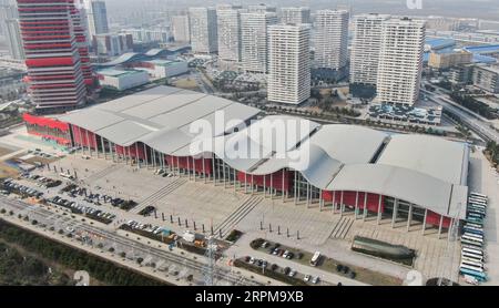 200205 -- WUHAN, 5. Februar 2020 -- Luftaufnahme vom 4. Februar 2020 zeigt das Äußere eines Kulturgebäudes namens Wuhan Livingroom , ein Ort, der in ein provisorisches Krankenhaus umgewandelt wurde, um Patienten mit dem neuartigen Coronavirus zu empfangen, in Wuhan, Provinz Hubei in Zentralchina. ZU XINHUA-SCHLAGZEILEN VON FEB. 5, 2020. CHINA-HUBEI-WUHAN-CORONAVIRUS-MAKESHIFT KRANKENHÄUSER CN CHENGXMIN PUBLICATIONXNOTXINXCHN Stockfoto