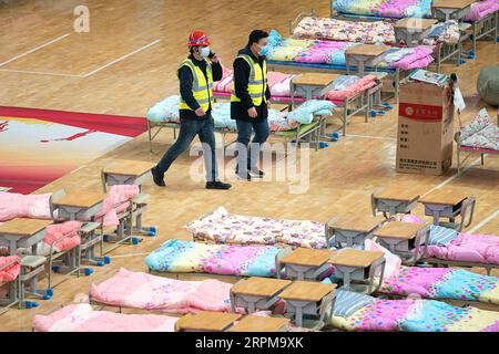 200205 -- WUHAN, 5. Februar 2020 -- Foto vom 4. Februar 2020 zeigt einen Innenanblick des Hongshan Gymnasiums, das in ein provisorisches Krankenhaus umgewandelt wurde, um Patienten mit dem neuen Coronavirus 2019-nCoV zu empfangen, in Wuhan, Provinz Hubei in Zentralchina. ZU XINHUA-SCHLAGZEILEN VON FEB. 5, 2020. CHINA-HUBEI-WUHAN-CORONAVIRUS-MAKESHIFT KRANKENHÄUSER CN XIONGXQI PUBLICATIONXNOTXINXCHN Stockfoto