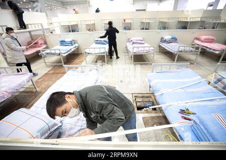 200205 -- WUHAN, 5. Februar 2020 -- Arbeiter sind damit beschäftigt, das Wuhan International Conference and Exhibition Center in ein provisorisches Krankenhaus in Wuhan, der zentralchinesischen Provinz Hubei, umzuwandeln, 4. Februar 2020. ZU XINHUA-SCHLAGZEILEN VON FEB. 5, 2020. CHINA-HUBEI-WUHAN-CORONAVIRUS-MAKESHIFT KRANKENHÄUSER CN CAIXYANG PUBLICATIONXNOTXINXCHN Stockfoto