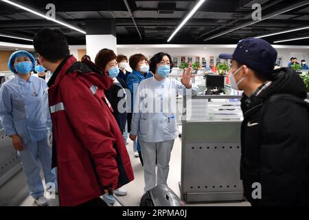 200205 -- TIANJIN, 5. Februar 2020 -- medizinische Arbeiter verabschieden sich von den Mitgliedern eines medizinischen Teams im Tianjin Volkskrankenhaus in Tianjin, Nordchina, 5. Februar 2020. Das Tianjin Volkskrankenhaus entsandte am Mittwoch ein medizinisches Team aus 45 Mitgliedern nach Wuhan, dem Epizentrum des Coronavirus-Ausbruchs, um die neuartigen Bemühungen zur Bekämpfung des Coronavirus dort zu unterstützen. CHINA-TIANJIN-MEDIZINISCHES TEAM-AIDCN LixRan PUBLICATIONxNOTxINxCHN Stockfoto