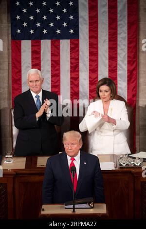 News Bilder des Tages 200205 -- WASHINGTON D.C., 5. Februar 2020 -- House Speaker Nancy Pelosi R, Back reißt eine Kopie der Rede des Präsidenten während der Rede des US-Präsidenten Donald Trump vor einer gemeinsamen Sitzung des Kongresses auf dem Capitol Hill in Washington D.C., USA, am 4. Februar 2020. US-Präsident Donald Trump hielt seine dritte Rede zur Lage der Union vor einer gemeinsamen Sitzung des Kongresses am Dienstag Abend. House Speaker Nancy Pelosi, die die Amtsenthebungskampagne gegen Trump in der Kammer organisierte und während der Ansprache hinter ihm saß, erreichte Ou Stockfoto