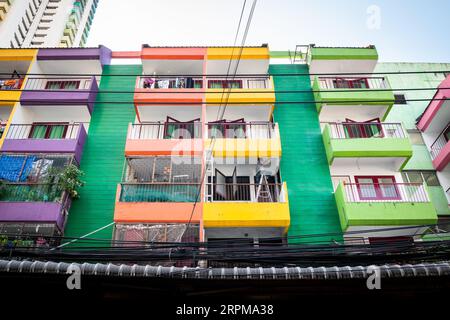 Aufnahme von einigen wundervollen farbigen Häusern auf S. Wutthi Phan Rd Pratunam Market, Bangkok, Thailand. Stockfoto