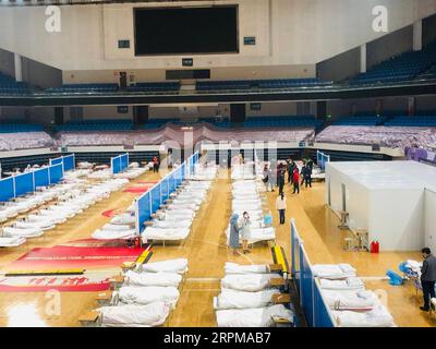 200205 -- WUHAN, 5. Februar 2020 -- Foto vom 5. Februar 2020 zeigt einen Innenanblick des Hongshan Gymnasiums, das in ein provisorisches Krankenhaus umgewandelt wurde, um Patienten mit dem neuen Coronavirus 2019-nCoV zu empfangen, in Wuhan, Provinz Hubei in Zentralchina. ZU XINHUA-SCHLAGZEILEN VON FEB. 5, 2020. CHINA-HUBEI-WUHAN-CORONAVIRUS-MAKESHIFT KRANKENHÄUSER CN SHUAIXCAI PUBLICATIONXNOTXINXCHN Stockfoto
