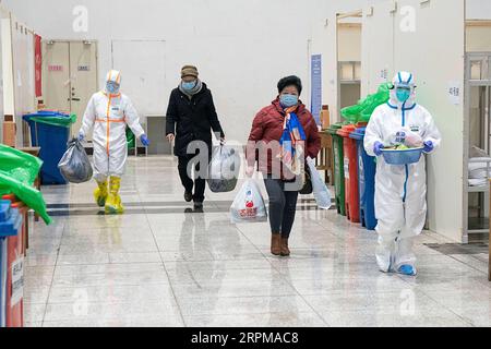 200205 -- WUHAN, 5. Februar 2020 -- medizinische Fachkräfte helfen Patienten, die mit dem neuartigen Coronavirus infiziert sind, in einem provisorischen Krankenhaus in Wuhan, Provinz Hubei in Zentralchina, 5. Februar 2020 einzuchecken. Das erste provisorische Krankenhaus, das aus einem Ausstellungszentrum in Chinas epidemisch heimgesuchter Stadt Wuhan umgebaut wurde, begann am Mittwoch, Patienten aufzunehmen. Das Krankenhaus kann etwa 1.600 Betten für infizierte Patienten zur Verfügung stellen. CHINA-HUBEI-WUHAN-MAKESHIFT KRANKENHAUS-PATIENTEN CN XIONGXQI PUBLICATIONXNOTXINXCHN Stockfoto