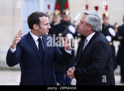 200205 -- PARIS, 5. Februar 2020 -- der französische Präsident Emmanuel Macron L trifft sich am 5. Februar 2020 mit dem argentinischen Präsidenten Alberto Fernandez im Elysee-Palast in Paris. FRANCE-PARIS-MACRON-FERNANDEZ-MEETING GaoxJing PUBLICATIONxNOTxINxCHN Stockfoto