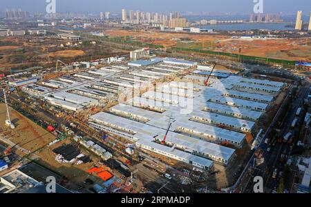 News Bilder des Tages 200205 -- WUHAN, 5. Februar 2020 -- Luftaufnahme vom 5. Februar 2020 zeigt die Baustelle des Leishenshan Thunder God Mountain Hospital in Wuhan, Provinz Hubei in Zentralchina. Das Leishenshan Hospital, eines der provisorischen Krankenhäuser zur Bekämpfung des neuartigen Coronavirus-Stammes in Wuhan, hat seinen Hauptteil des Baus abgeschlossen. CHINA-HUBEI-WUHAN-LEISHENSHAN KRANKENHAUSBAU CN LIXHE PUBLICATIONXNOTXINXCHN Stockfoto