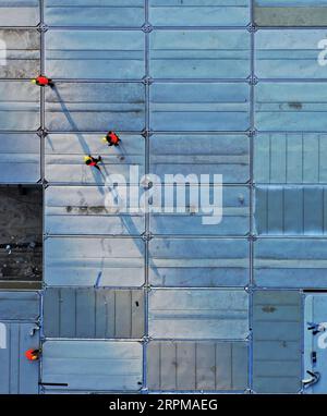 200205 -- WUHAN, 5. Februar 2020 -- Luftaufnahme vom 5. Februar 2020 zeigt die Baustelle des Leishenshan Thunder God Mountain Hospital in Wuhan, Provinz Hubei in Zentralchina. Das Leishenshan Hospital, eines der provisorischen Krankenhäuser zur Bekämpfung des neuartigen Coronavirus-Stammes in Wuhan, hat seinen Hauptteil des Baus abgeschlossen. CHINA-HUBEI-WUHAN-LEISHENSHAN KRANKENHAUSBAU CN LIXHE PUBLICATIONXNOTXINXCHN Stockfoto