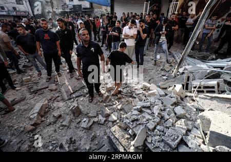 05. September 2023, Palästinensische Gebiete, nur Shams: Palästinenser untersuchen die Schäden nach einem israelischen Überfall auf das Flüchtlingslager nur Shams im Gouvernement Tulkarm. Foto: Ayman Nobani/dpa Stockfoto