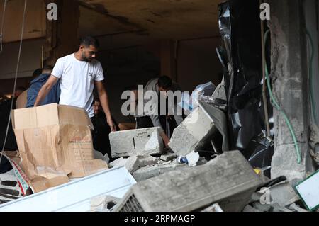 05. September 2023, Palästinensische Gebiete, nur Shams: Palästinenser untersuchen die Schäden nach einem israelischen Überfall auf das Flüchtlingslager nur Shams im Gouvernement Tulkarm. Foto: Ayman Nobani/dpa Stockfoto