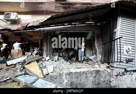 05. September 2023, Palästinensische Gebiete, nur Shams: Palästinenser untersuchen die Schäden nach einem israelischen Überfall auf das Flüchtlingslager nur Shams im Gouvernement Tulkarm. Foto: Ayman Nobani/dpa Stockfoto