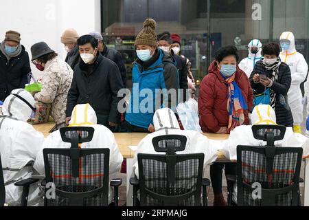 200205 -- WUHAN, 5. Februar 2020 -- medizinische Fachkräfte helfen Patienten, die mit dem neuartigen Coronavirus infiziert sind, in einem provisorischen Krankenhaus in Wuhan, Provinz Hubei in Zentralchina, 5. Februar 2020 einzuchecken. Das erste provisorische Krankenhaus, das aus einem Ausstellungszentrum in Chinas epidemisch heimgesuchter Stadt Wuhan umgebaut wurde, begann am Mittwoch, Patienten aufzunehmen. Das Krankenhaus kann etwa 1.600 Betten für infizierte Patienten zur Verfügung stellen. CHINA-HUBEI-WUHAN-MAKESHIFT KRANKENHAUS-PATIENTEN CN XIONGXQI PUBLICATIONXNOTXINXCHN Stockfoto