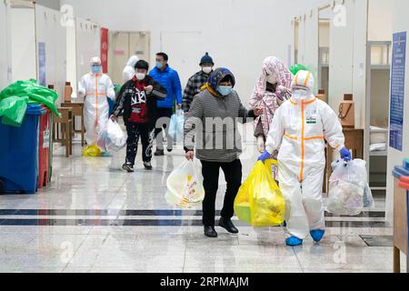 200205 -- WUHAN, 5. Februar 2020 -- medizinische Fachkräfte helfen Patienten, die mit dem neuartigen Coronavirus infiziert sind, in einem provisorischen Krankenhaus in Wuhan, Provinz Hubei in Zentralchina, 5. Februar 2020 einzuchecken. Das erste provisorische Krankenhaus, das aus einem Ausstellungszentrum in Chinas epidemisch heimgesuchter Stadt Wuhan umgebaut wurde, begann am Mittwoch, Patienten aufzunehmen. Das Krankenhaus kann etwa 1.600 Betten für infizierte Patienten zur Verfügung stellen. CHINA-HUBEI-WUHAN-MAKESHIFT KRANKENHAUS-PATIENTEN CN XIONGXQI PUBLICATIONXNOTXINXCHN Stockfoto